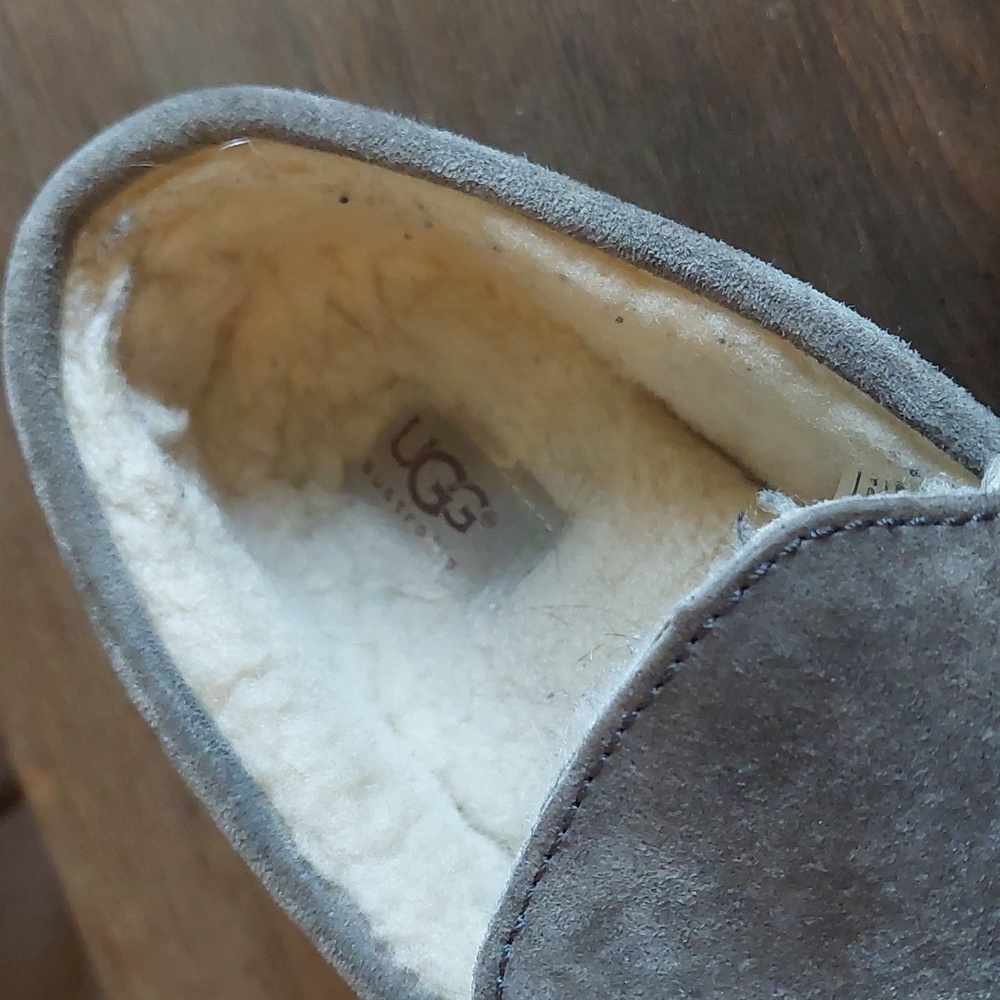 UGG Slippers - Picture 15 of 15